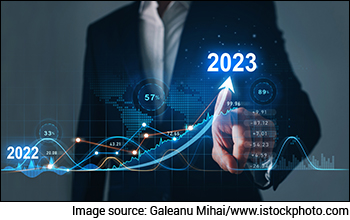 Sensex Today Trades Lower | IT, PSU Bank Stocks Fall | Infosys & Tech Mahindra Top Losers