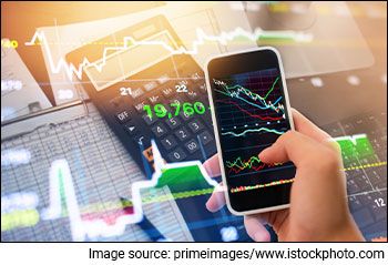 Sensex Today Rises 250 Points | IT Stocks Fall Amid Worries Over Tech Spending | Bajaj Finance, Reliance & Titan Top Gainers