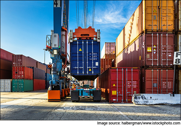 Straddle Carrier Lifting Container from Truck