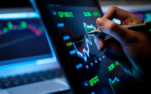 Sensex Today Trades Lower After US Fed Signals Hawkish Outlook | IRCTC Tanks 5% as OFS Begins | Infosys & Tech Mahindra Top Losers