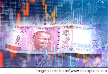 Sensex Today Trades Marginally Lower | IT Stocks Fall | Tech Mahindra & ITC Among Top Losers