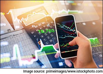 Sensex Today Trades Flat | Welspun India Gains 3% on Share Buyback, Dividend Announcement | Bajaj Finance, IndusInd Bank Top Gainers