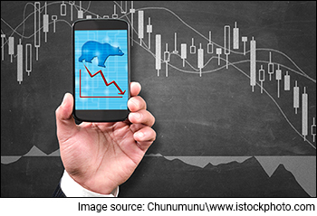 Sensex Today Trades Lower | Infosys & HCL Tech Among Top Losers | Hatsun Agro Surges 8%